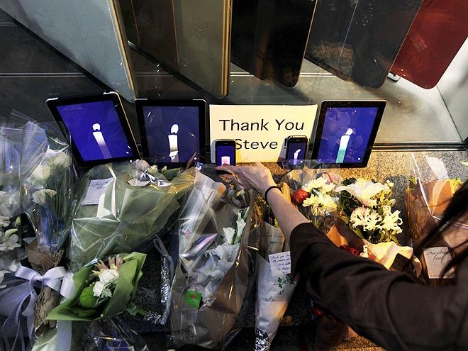 outside_palo_alto_apple_store_following_steve_jobs_death
